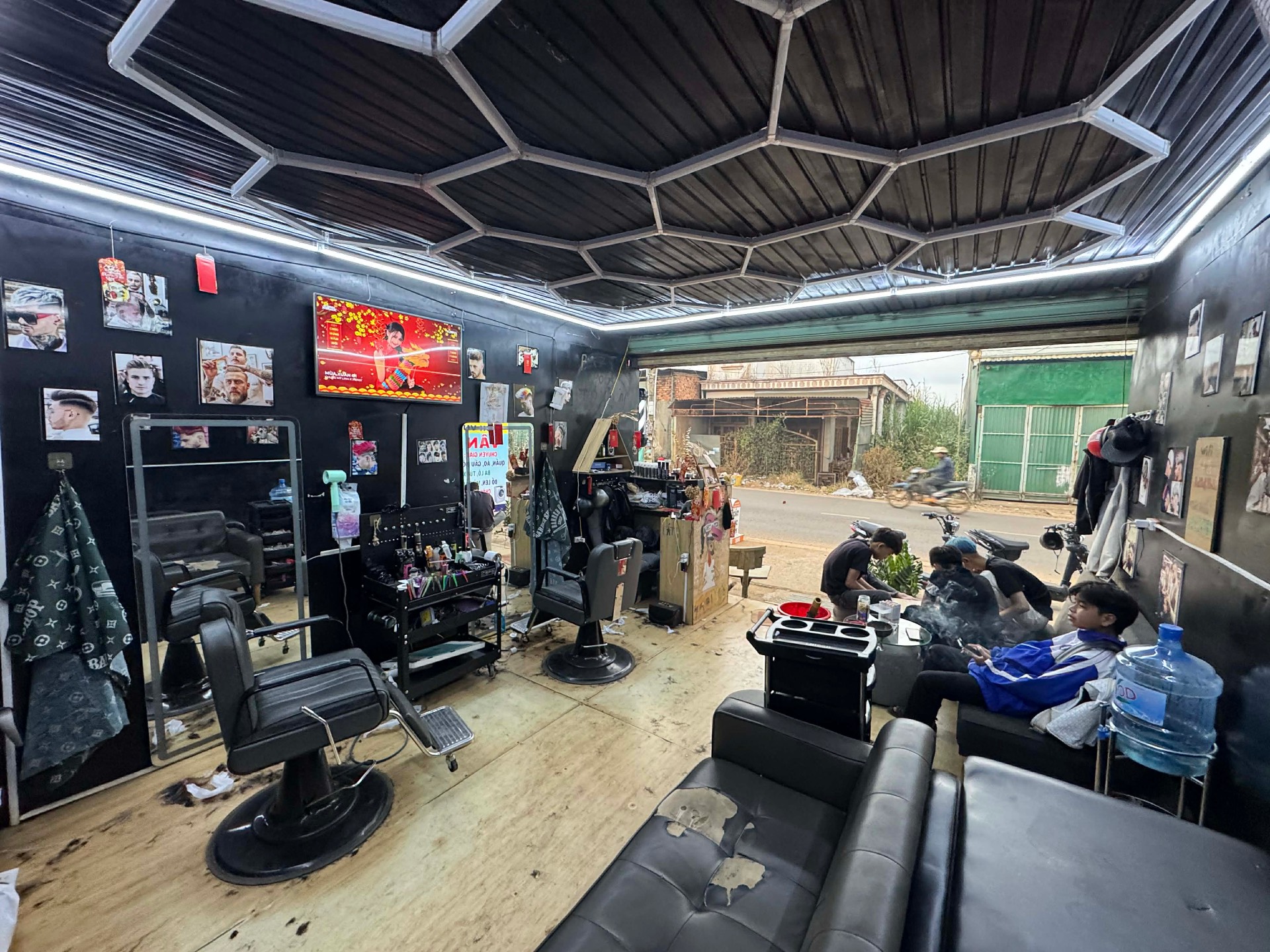 Không gian tiệm Chú Bôn